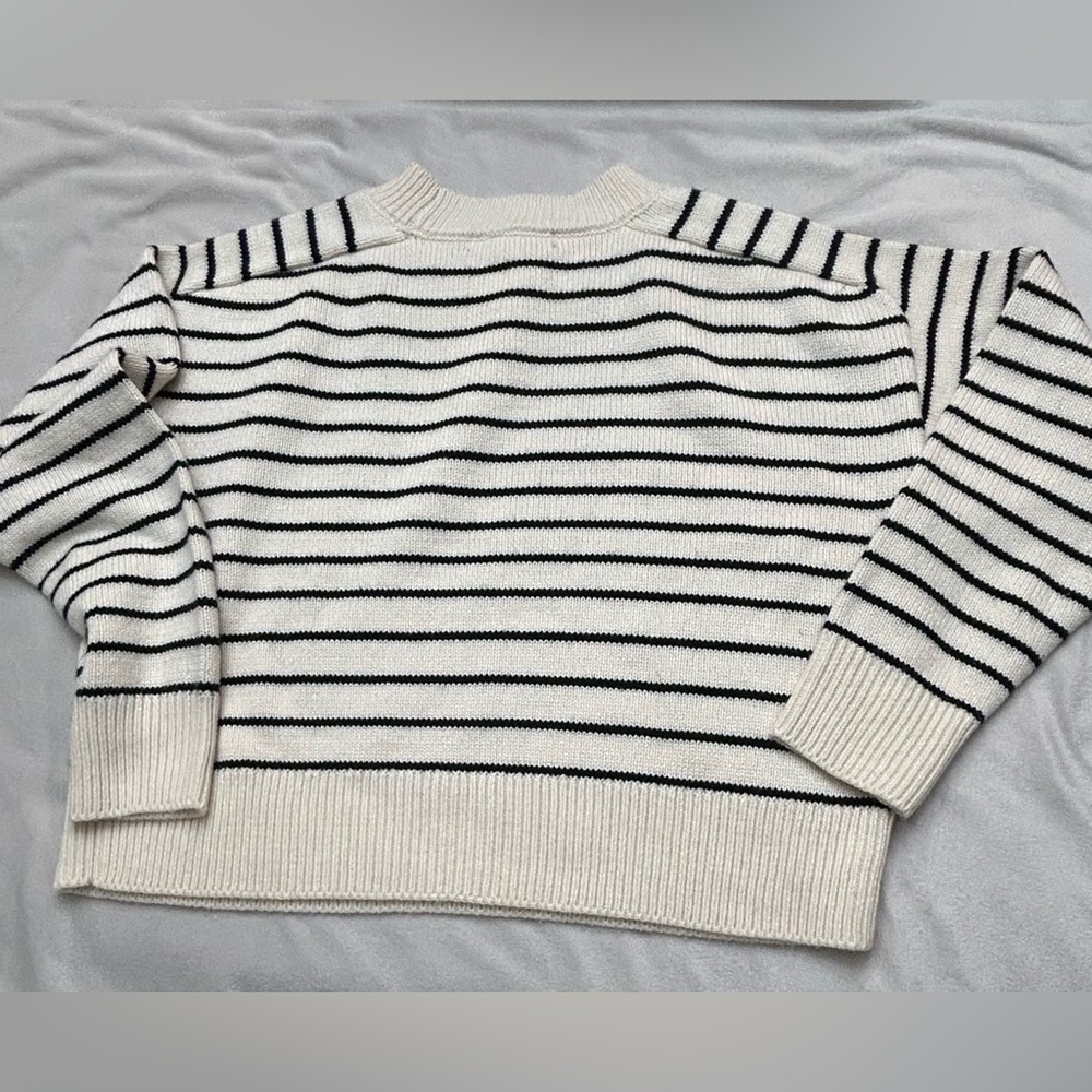 Women’s cropped black and cream sweater. - Picture 7 of 10